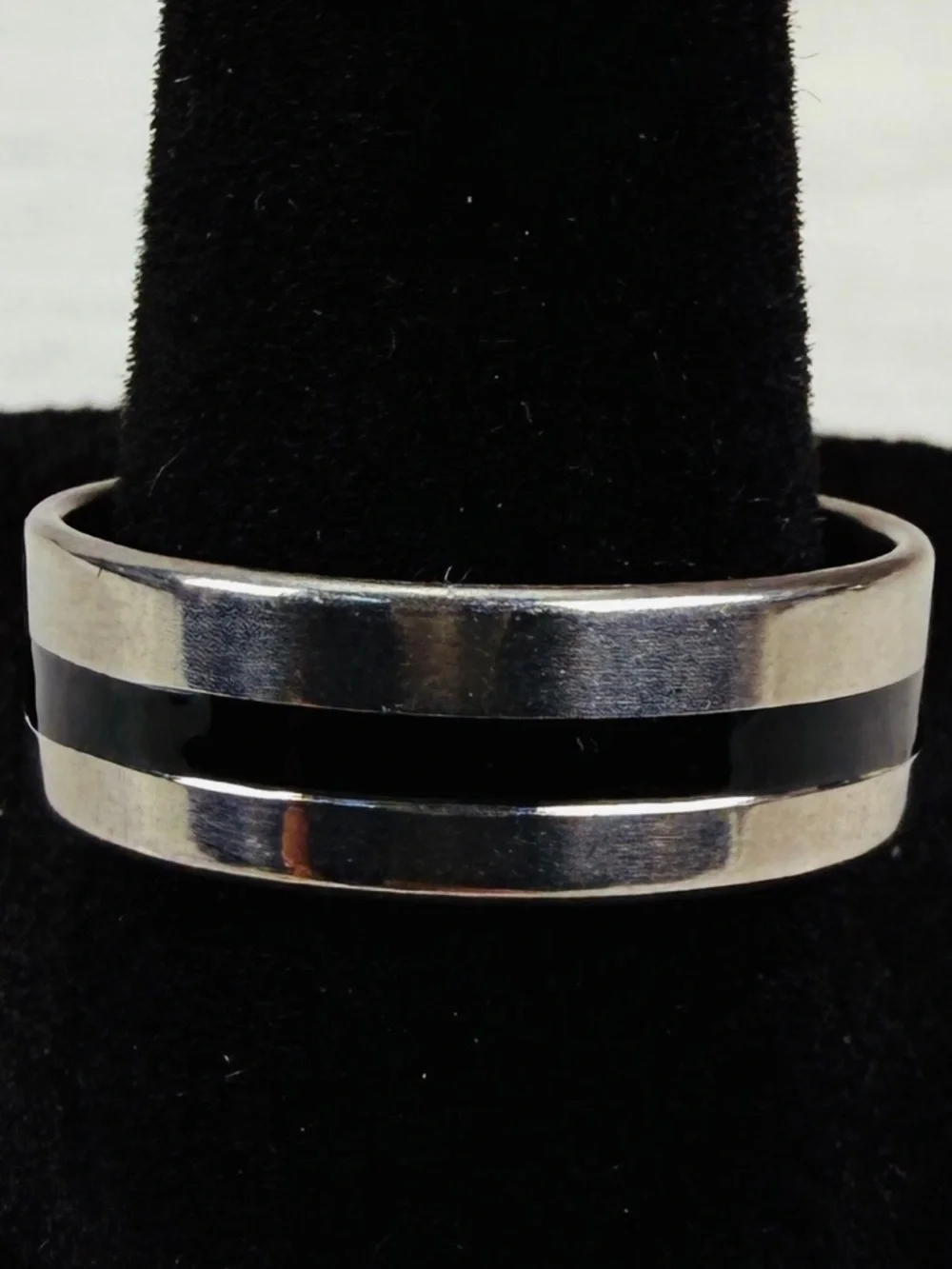 Beautiful unisex, Silvertone and Black size 10 band ring